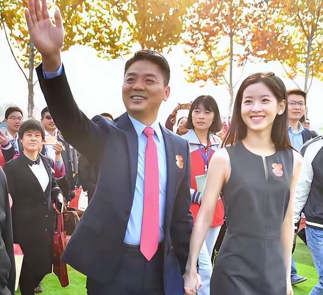 章泽天现身新加坡F1，戴3000块帽子穿1500T恤太低调，合照没站C位 ​