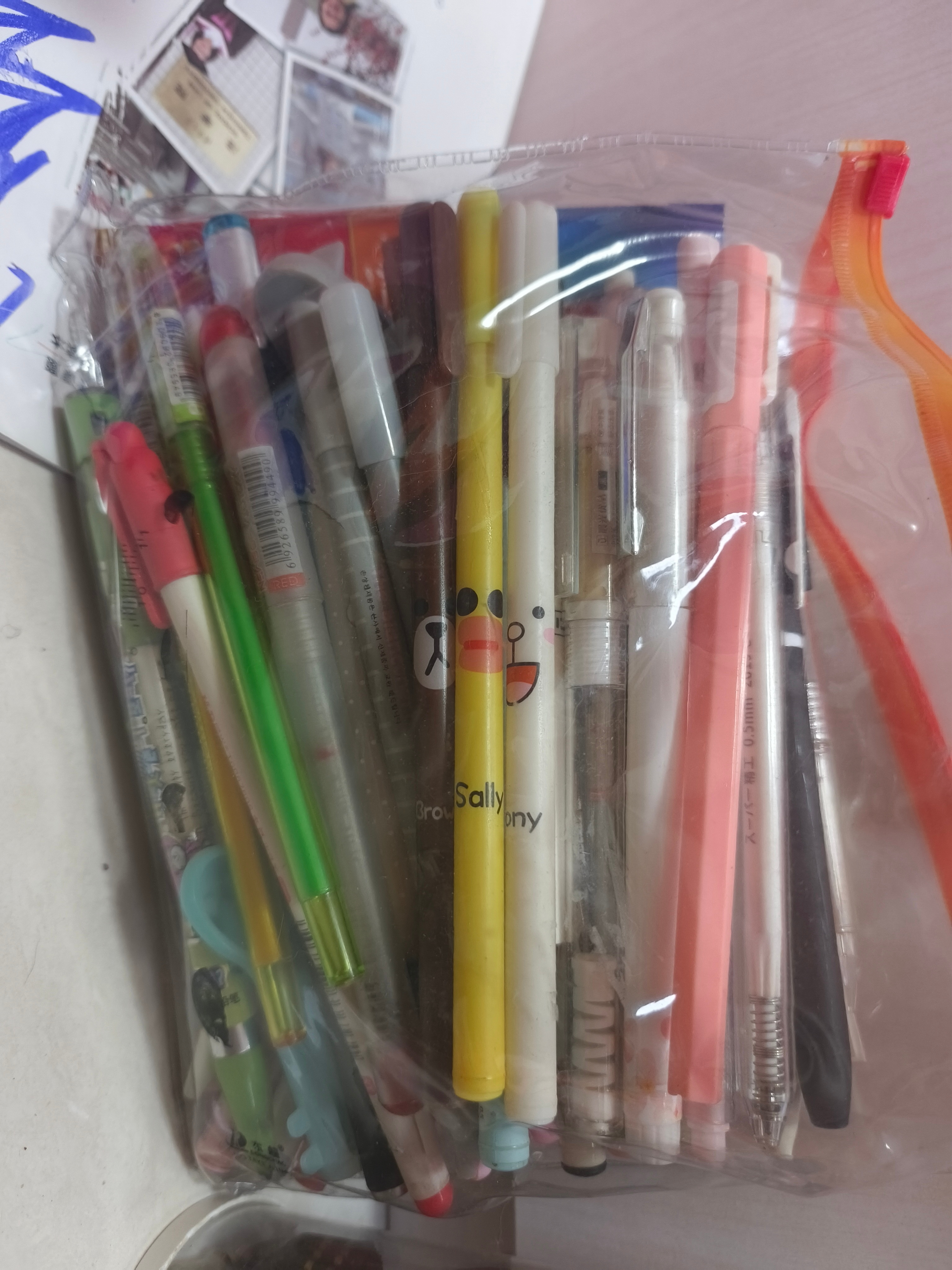 收拾一天家
把以前收藏的东西断舍离
并收拾了一大堆衣服
都是不穿的
甚至买了就穿一次就不想穿了
以后不能买那样的衣服了

还有之前好多用过的笔
好有年代感
布朗熊，可妮兔，莎莉鸡的笔
有小时候制作的华为手机  蜡笔  手帕
把以前的玩偶都收起来了

还找到了兰博基尼遥控车  充电就能玩
把臭猫吓得  ​