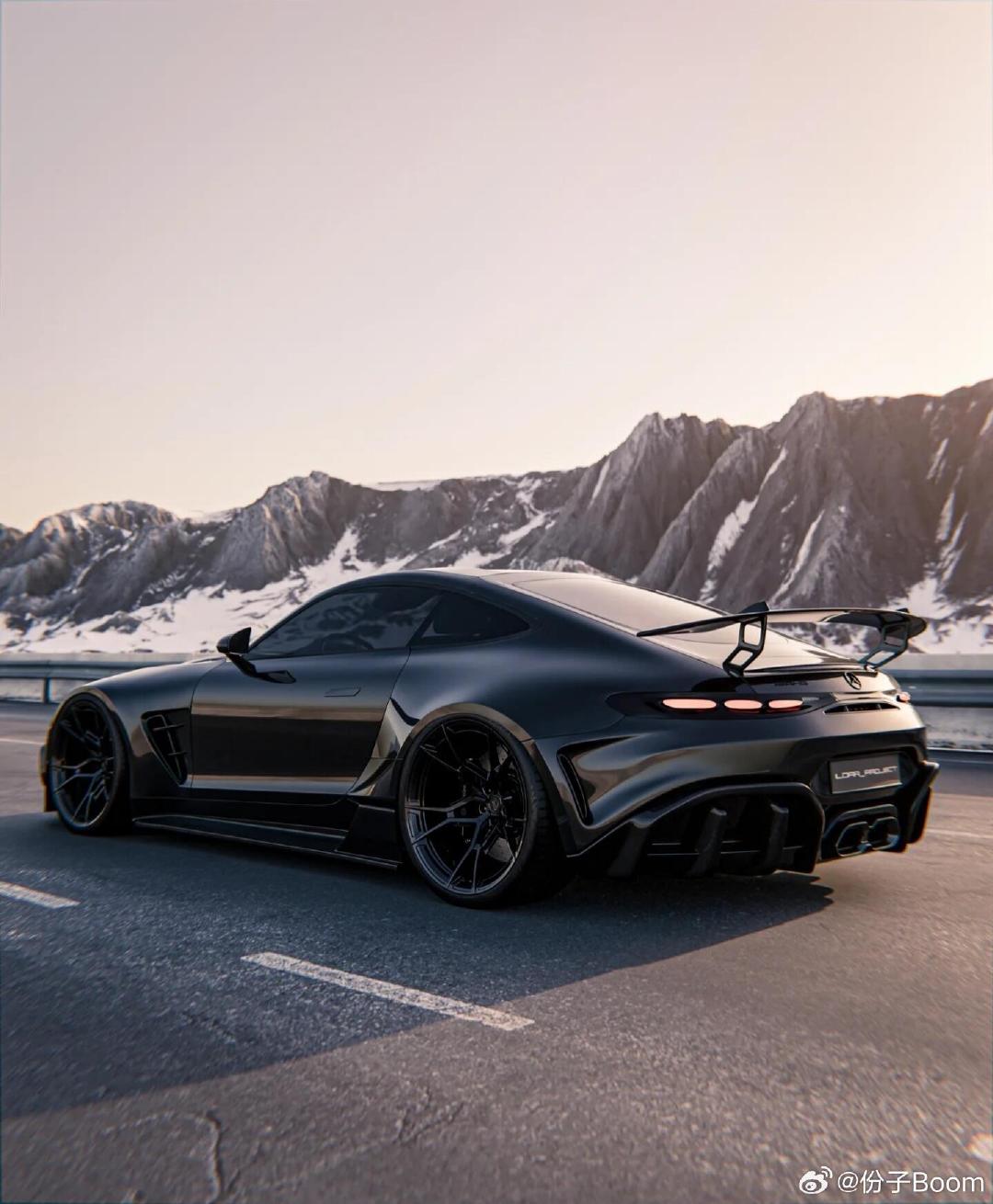 有谁能懂我吗？全黑GTR简直是我的梦中情车~
Mercedes-AMG GT R本来就够狠，这套全黑宽体更是把野兽属性拉满！[舔屏]
巨大尾翼、激进前唇、宽体轮拱、全黑轮毂……一眼望去就像从纽北直接开出来的公路版赛车。
#汽车摄影##奔驰AMG# ​