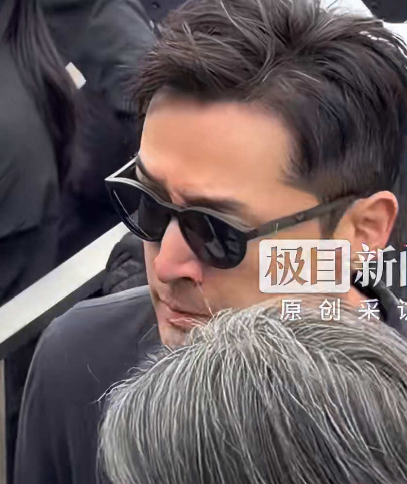 胡歌昨晚从长沙赶最后一班飞机，
现身游本昌追悼会！
面对遗像不停拿纸擦眼泪，哭的很伤心！

胡歌和游本昌老爷子的感情很深，
老爷子去世前社交平台的背景照片，
就是和胡歌的合照。

胡歌结束活动，
连夜乘坐飞机送老爷子最后一程，
他穿着一身黑站在追悼会大厅，
不停的用纸擦拭着眼睛，
鼻子都哭红了……