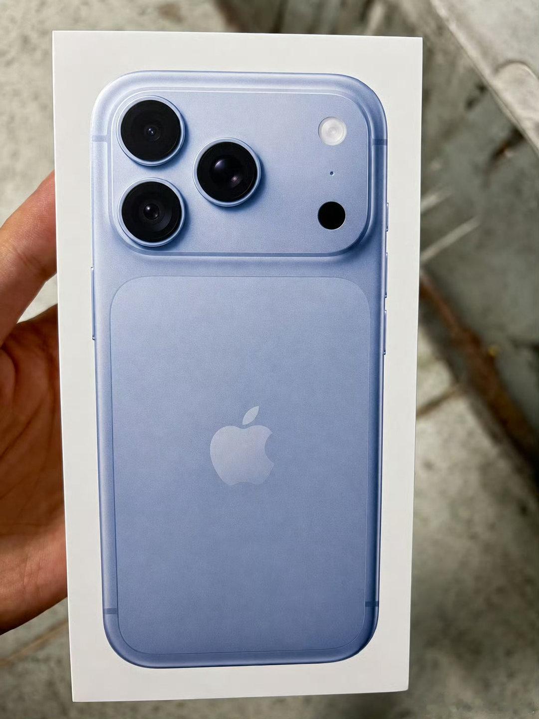这是iPhone 18 Pro的包装？
这颜色感觉会很多人抢 ​