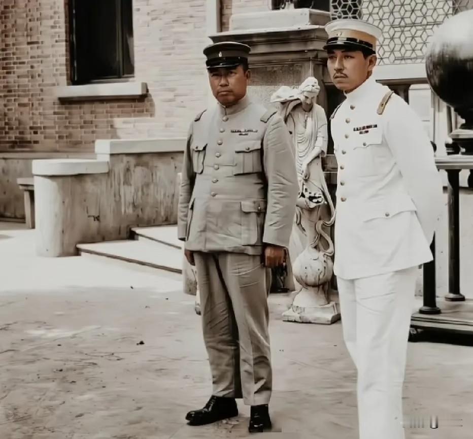老虎厅事件的伏笔！这张合影，看透奉系内部的权力博弈
 


1928年，张作霖遇刺之后，张学良接手东北大局。这张张学良与杨宇霆的合影，看着平平常常，背后却暗流涌动。

 
杨宇霆是奉系元老，能力很强，手握兵工厂实权，可他总拿长辈自居，经常当众不给张学良面子，行事十分跋扈 。两人在东北易帜这件大事上分