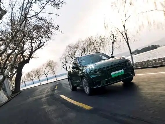 领克09 EM-P新款2026年9月上市，定位中大型插混SUV。整车尺寸5042mm×1977mm×1780mm，轴距2980mm。

外观家族分体式日行灯，宽大车身。动力搭载新一代EM-P插混系统，CLTC纯电续航220公里。座舱Flyme Auto车机，多音区语音，23扬声器音响。

车内六座七座可选，二排航空座椅，通风加热。底盘电控减震，可 ​