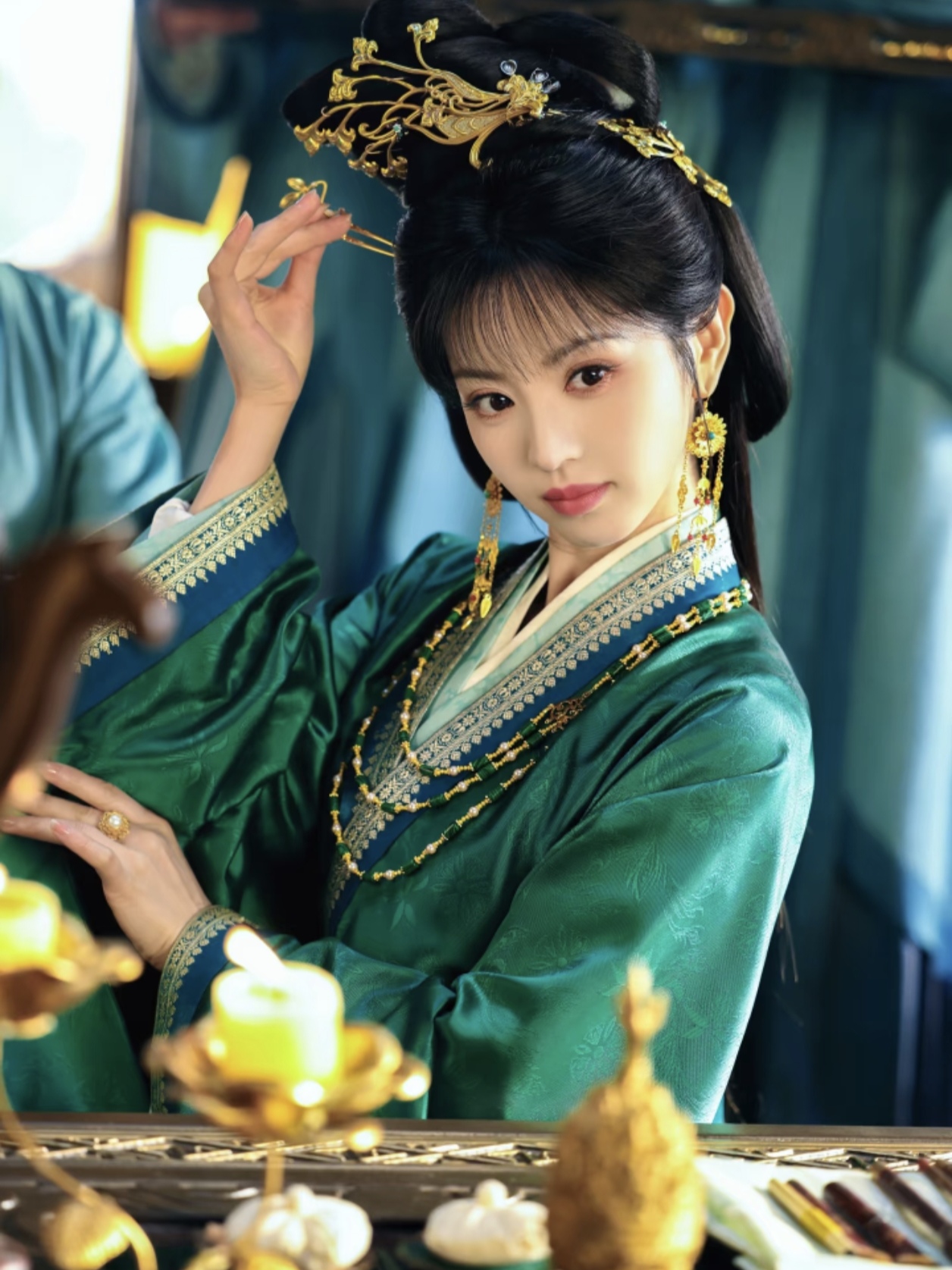 《嫁金钗》田曦薇撕掉甜美标签，演绎恶女宅斗

《嫁金釵》终于要在10月13日开播啦~

年初看《逐玉》的劲儿还在，又有新剧看了。

田曦薇这一次一人分饰两角，一个人演两个完全相反的人。

一个是倒夜香的孤女阿丑，一个是嫁千金恶女君黛。

君黛顶替了阿丑的身份，从小锦衣玉食长大。

英国公世子陆濯在边
