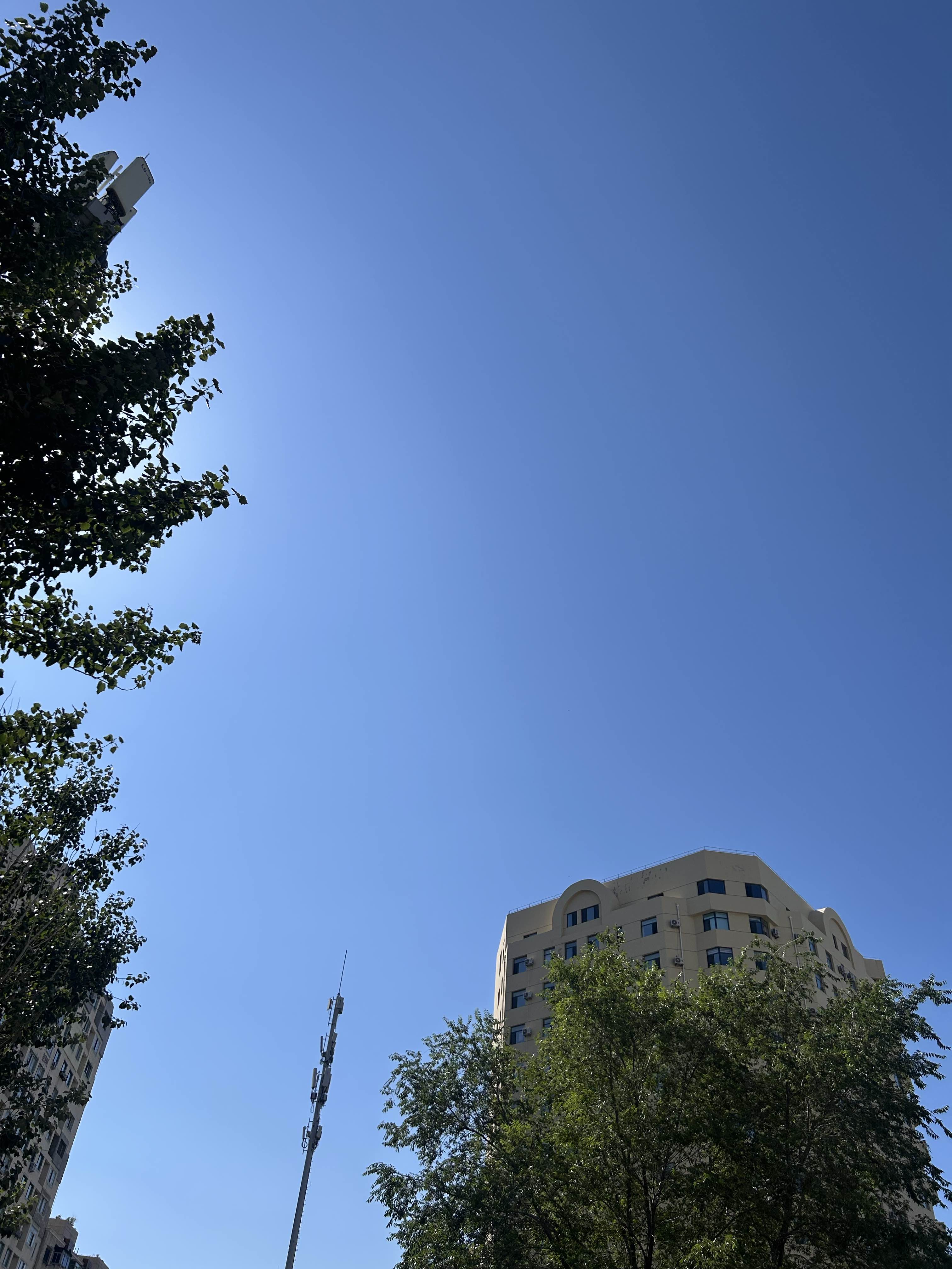 还是有影响的，性价比这根绳子，好像慢慢松了。

过去安卓市场，小米守着性价比这条线，无形中相当于给行业划了一条价格红线。别的品牌想往上走，都得掂量掂量。

现在元器件、人工、研发、渠道成本一路走高，扛不住的时候，小米先动了价格。

客观上，这就给其他品牌解开了一