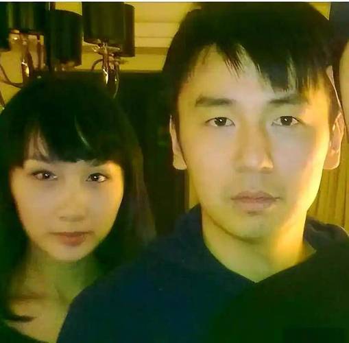 谁能想到，当年《金甲战士》里的童年女神北极雪，居然是雷佳音藏了二十年的老婆。

上海网球大师赛的一张路人随手抓拍，把内娱藏了二十年的“神仙家庭”直接晒在了大众眼前。镜头里的雷佳音完全卸下了视帝包袱：乱蓬蓬的及肩卷发没打理，胡茬拉碴，架着黑框眼镜往观众席里随性一瘫，连镜头扫过来都没反应过来。而坐在他身
