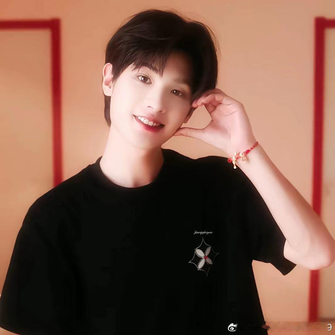 #黄明昊[超话]# hmh#黄明昊吉祥安康#hmh #黄明昊天天开心# 
哥哥我明白了爱你只是我们的一厢情愿
​