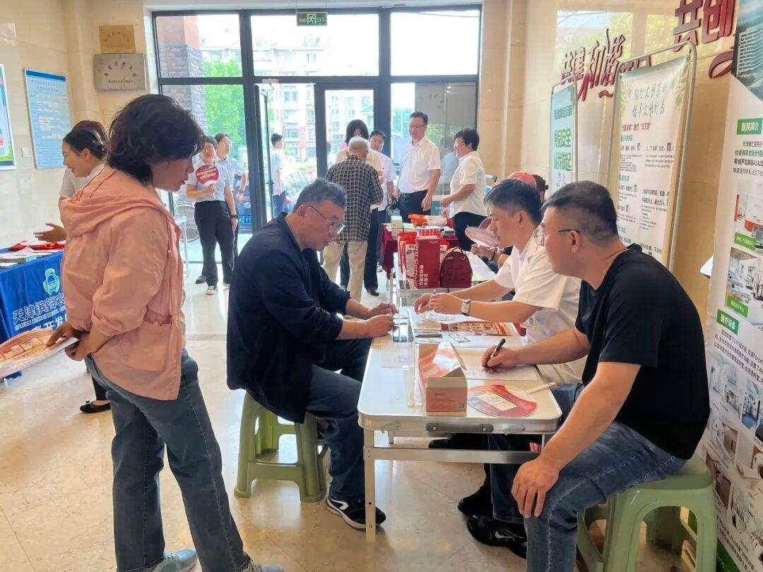 【普惠服务暖人心 精准帮扶解民忧——大寺镇博文苑社区用心守护居民幸福】#西青资讯# 民生服务暖民心，精准赋能惠邻里。大寺镇博文苑社区深耕基层便民服务，坚持普惠服务与精准帮扶相结合。社区通过常态化便民市集为居民提供家门口的便捷服务，同时针对特殊群体开展入户暖心帮扶，多措并举做实民生服务 ​