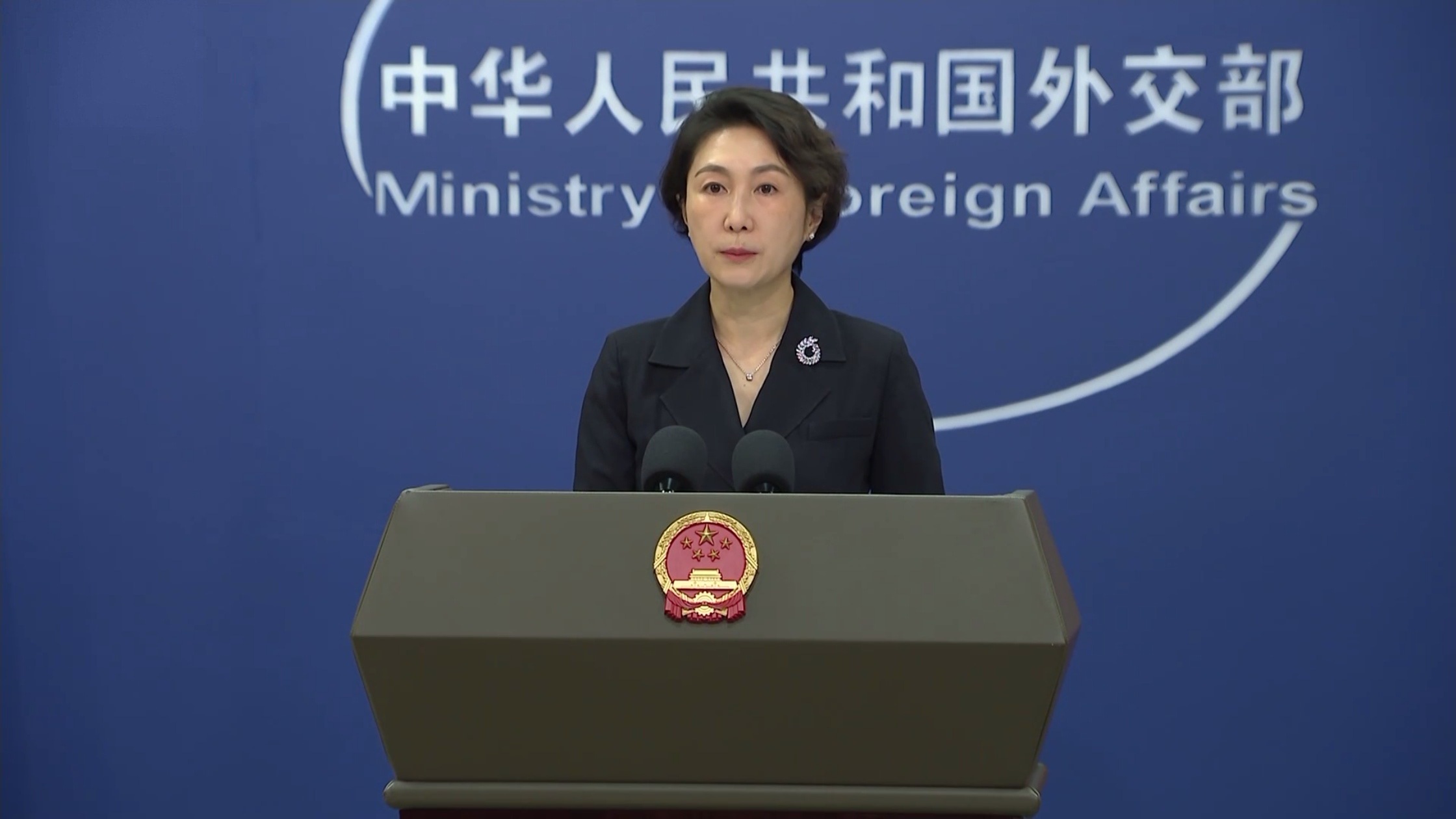 【外交部：#敦促美方停止对古巴封锁和施压#】有记者问：当地时间19日，美国佛罗里达州总检察长正式发布对古巴革命领导人劳尔·卡斯特罗逮捕令。请问中方对此有何评论？外交部发言人毛宁今天表示，劳尔同志是德高望重的古巴革命领导人，在国际上享有崇高威望。我们注意到古巴国家主席、外交部长谴责美方 ​