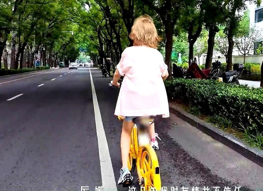 李雪琴2021年在《五十公里桃花坞》第五期把自己比作路边共享单车，每天停在那等人扫码。据微博博主统计，2023年1月到2026年8月，她在四大平台综艺出镜328期，排同期嘉宾第三位。嘴上说不想社交，手里的综艺排期没停过。
一、嘴上共享单车，手里综艺排期
2021年6月，她在节目里说不想麻烦别人，也不