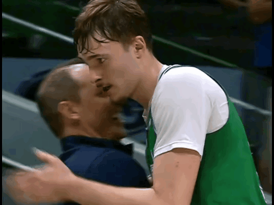 最年轻的50+先生，球星地位是稳了！  他是独行侠的状元弗拉格，东契奇...