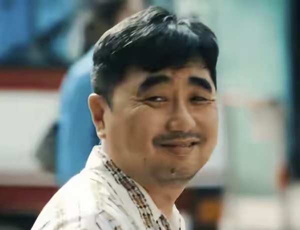 后背发凉！《交锋》蒋在珍一集下线，害死她的从不是那杯水

蒋在珍那杯水，到底是谁递的刀？

吴越演的这角色，表面是旅行社经理，实际是我方潜伏在台湾军情局几十年的双面特工。三重身份叠一块儿，一集就下线了。

更让人后背发凉的是她临死前留下的那句话：闽中国安局的通道是畅通的。也就是说内部有内鬼。

知道