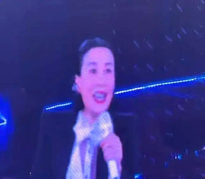 台下坐着几十号圈内大腕，那英攥着麦克风，突然把目光扫向了嘉宾席。

“今天谁年纪最大？”她先点名老前辈殷秀梅，对方笑着挥手回应。

旁边的宋丹丹身子微僵，手捏着荧光棒正不知所措。那英一个回马枪杀过去：“丹丹姐！”

宋丹丹一愣，紧绷的肩膀瞬间松弛，咧开嘴双手举过头顶比了个大心。一场演唱会，几十个大腕