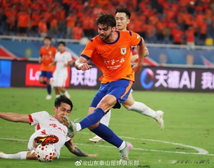山东泰山本轮对阵面对蓉城强势打进五球的上海申花，泰山这羸弱的后防线能顶住阿苏埃、拉唐、米内罗这些强力外援攻击群吗？说实话我心里是很担心的！


泰山本场比赛马德鲁加停赛，我们首先要立足防守，利用瓦科、克雷桑、泽卡这三叉戟来打反击！泽卡的复出对泰山来说算是重大利好了，上轮面对西海岸就是缺少了他的前场支