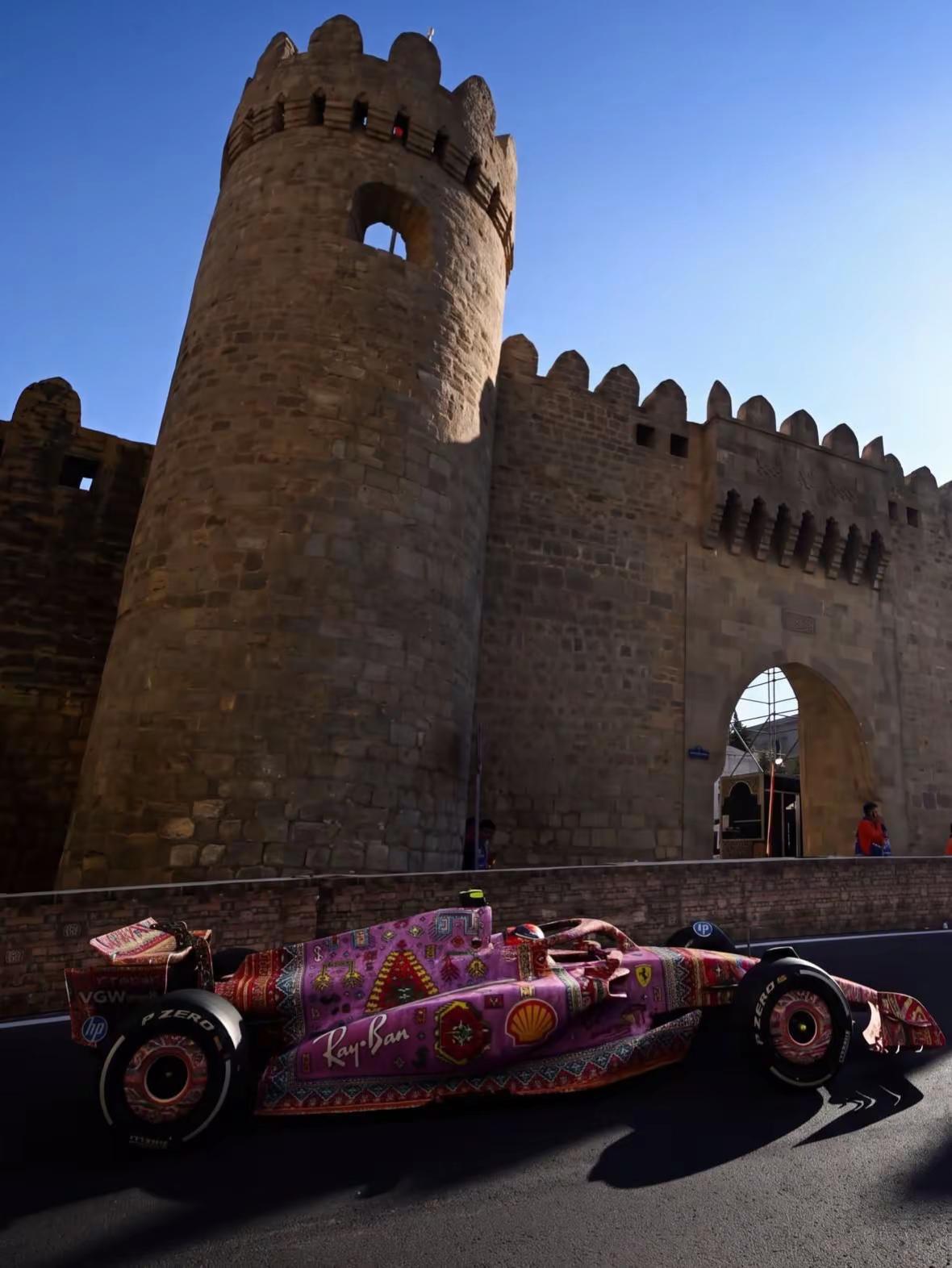 从未见过这个花色的F1赛车🏎️🏁。倒是和阿塞拜疆🇦🇿这个地方契合阿塞拜疆 F1 f1阿塞拜疆站