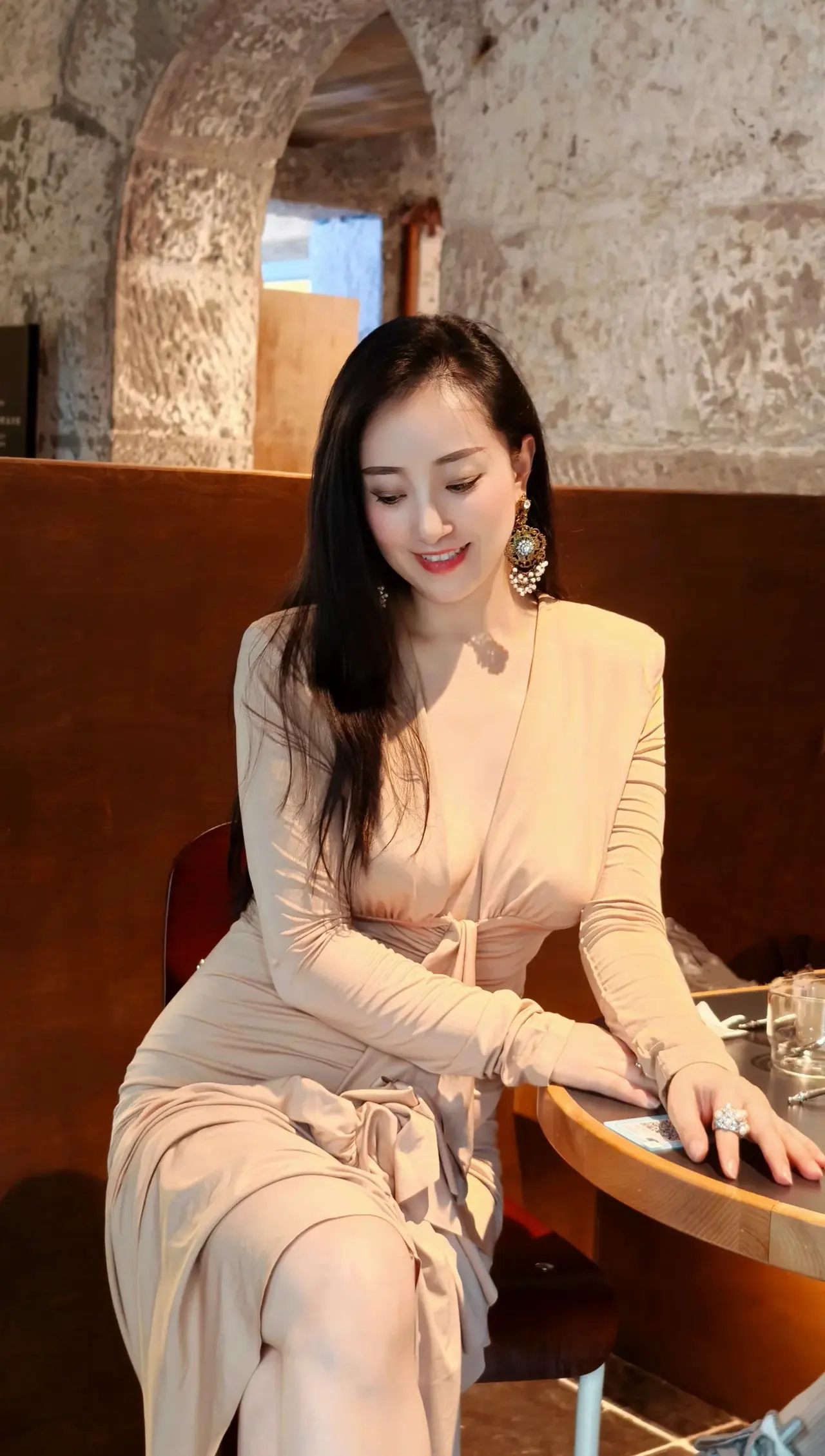 美女小姐姐穿着优雅的裙子坐在咖啡馆里，气质太好了！