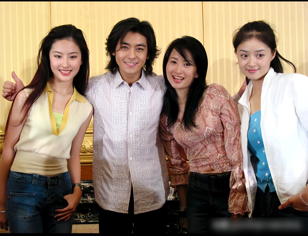 2002年《天龙八部》官宣照，刘亦菲站C位，蒋欣缩边上，杨蕊更是差点挤出镜头。那会儿谁红谁站中间，明码标价。
如今二十多年过去，刘亦菲还在巅峰，蒋欣靠华妃翻盘，唯独钟灵杨蕊，真没动静了？
查她近况，2014年嫁给邵桐，婚后直接隐退，怀孕胖了80斤，整整7年没出去工作。现在就在短视频里唠家常，不卖