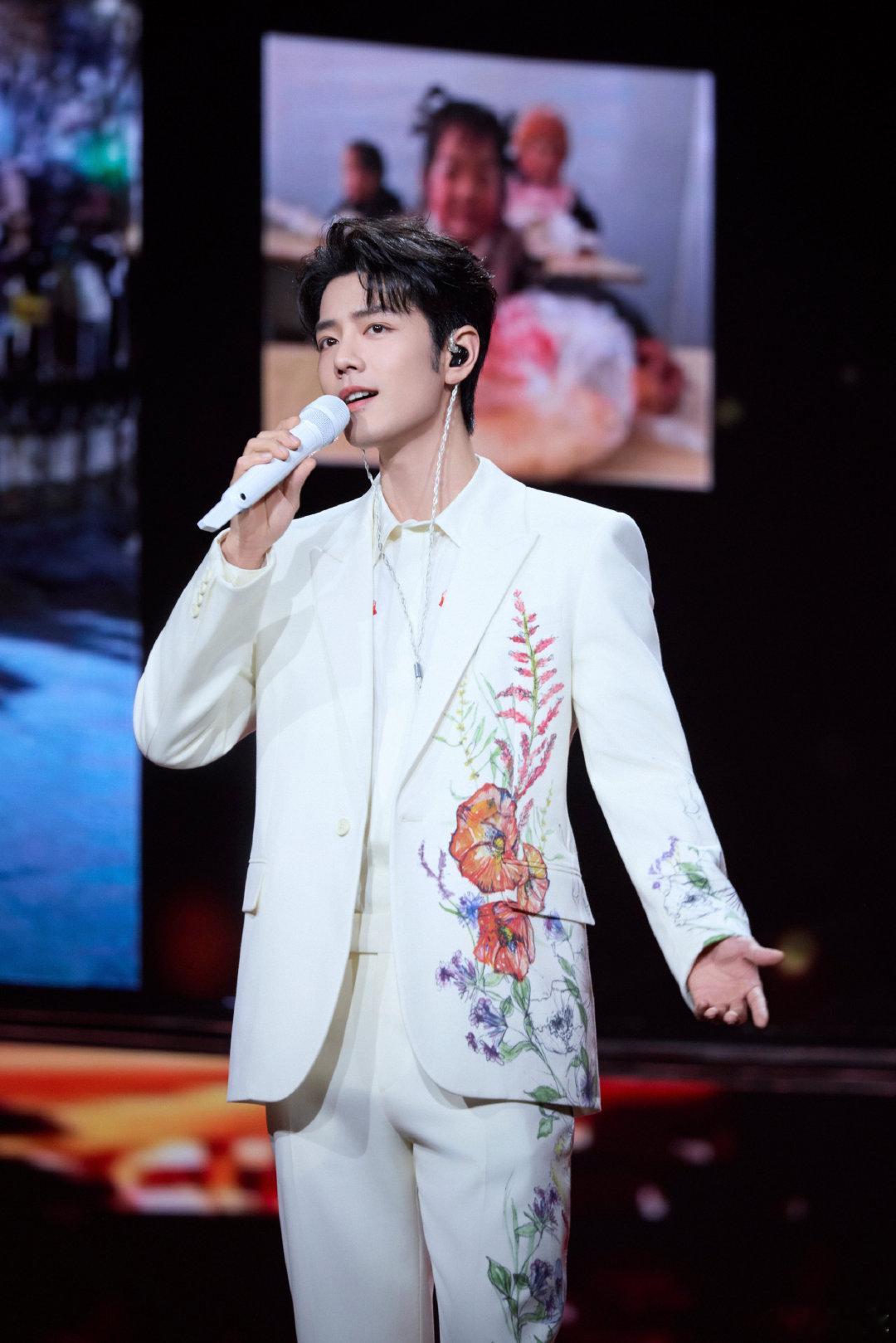 #肖战听到李宇春北京最后一首歌#就问肖战什么时候开演唱会，很期待很期待#肖战虽糊但好帅##肖战##肖战[超话]# ​