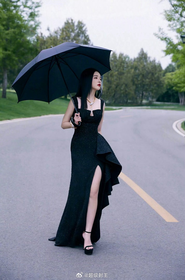 阚清子一字带玉足美脚丫 ​