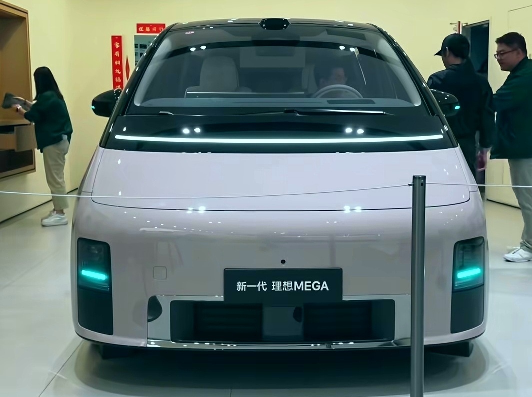 李想 MEGA 直降 5 万配 4 激光雷达，50 万级 MPV 还看传统方盒子？

昨天发布会刚散场，我就直奔理想门店看新款MEGA实车。

刚进门，就碰见一位大哥围着车转了三圈，最后撂下一句话：“这车开出去，5米外我老婆就能认出来。”

旁边一位大姐直接怼回去：“可我同事说它像高铁车头。”

一