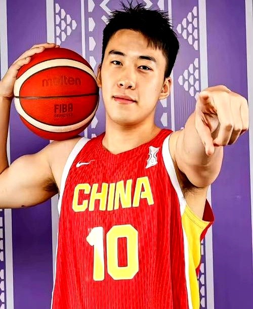 赵继伟带着胡金秋站上球场，男篮客场打卡塔尔的底牌亮出来了。

这套首发里还搭了贺希宁、李弘权和王俊杰。老将压阵，图的就是开局不乱。在人家的地盘打比赛，先稳住阵脚最要紧。

好戏安排在半节之后。

庞铮麟、廖三宁、焦泊桥跟着杨瀚森轮换上场。这套年轻班底一露面，基本就要接管比赛节奏。咱们内线个子高，加上