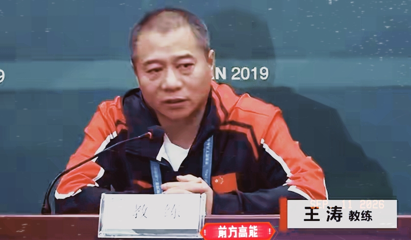 他是樊振东恩师，扛少将军衔比刘国梁还高，如今官居体育总局主任
 
今天咱们来聊聊王涛这个人，他这辈子跟乒乓球算是彻底绑在一块儿了。
平时经常看国内乒乓球比赛的朋友，最近这几年肯定见过他。
 
运动员时期的王涛，在国乒队伍里留下浓墨重彩的一笔。手握多枚世界大赛金牌，奥运会赛场拿下男双冠军，大大小小的世
