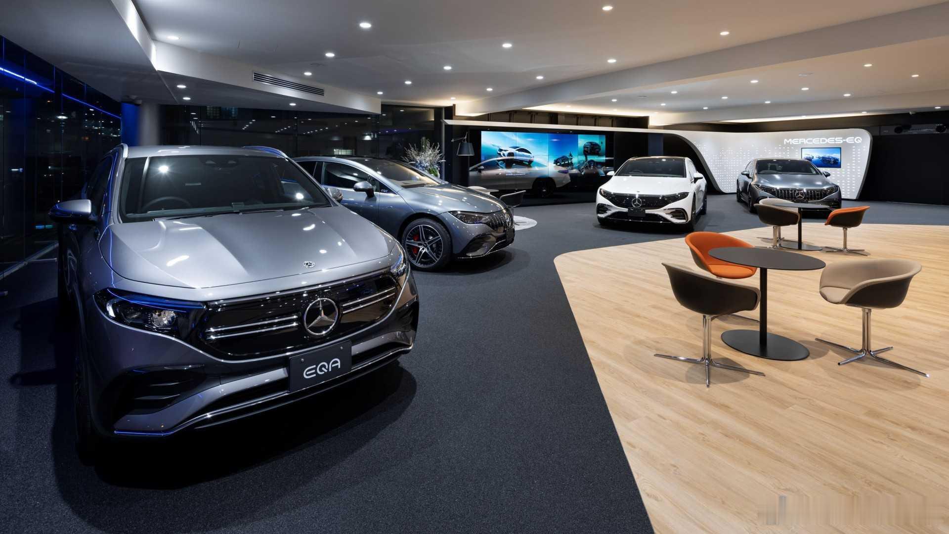 Stripe砸540亿收了OpenRouter，还官宣人类进入'奇点'时代？OpenRouter每天跑10万亿token、1000万开发者在用，5月估值才13亿，仨月翻六倍。AI中间层这是要收过路费了。#微博视频号迎新计划##船长来了AI##船长来了AI[超话]# ​