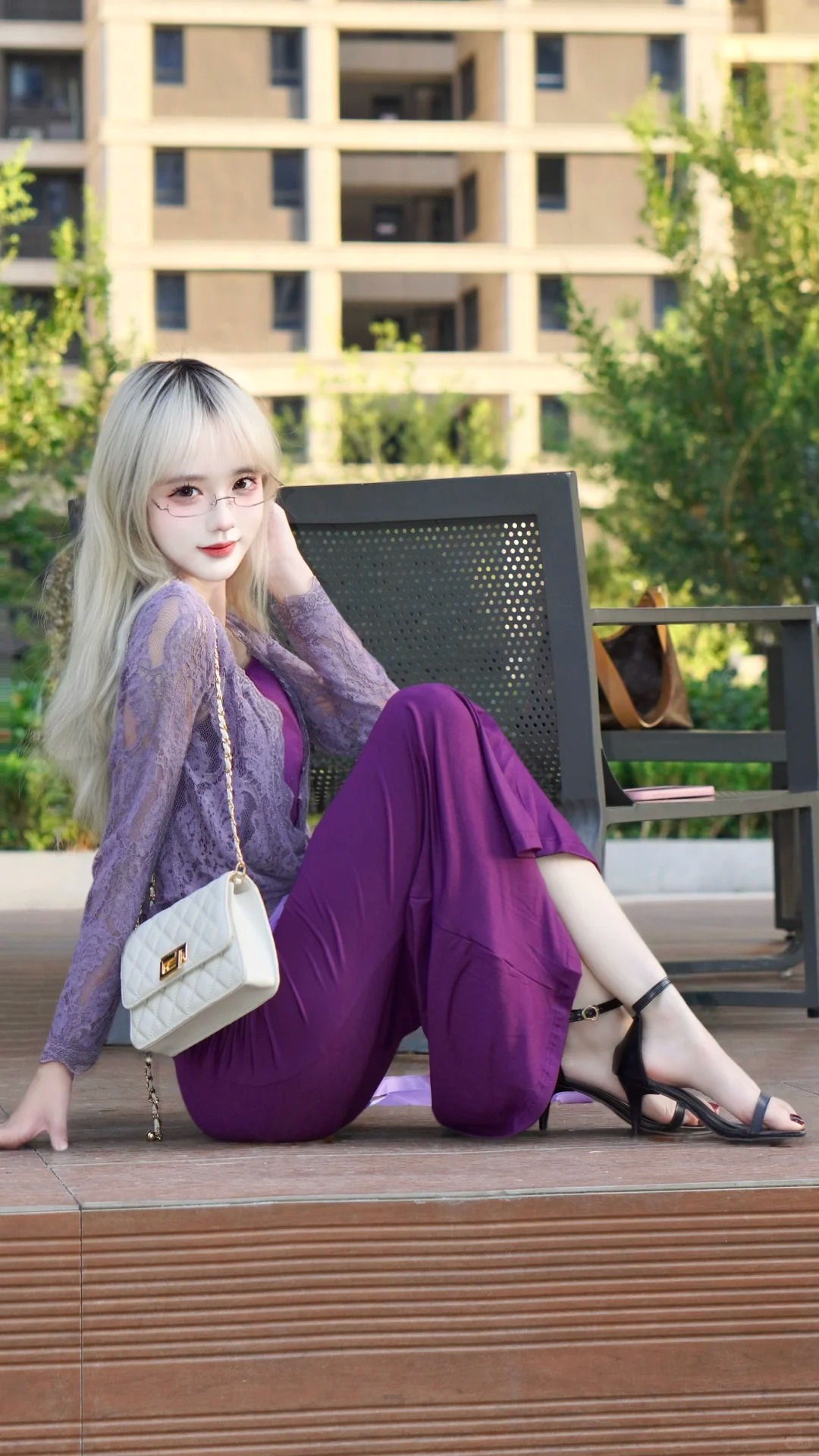 娇小可爱的江南校花小美女，娇俏如折纸鹤翅膀般眼尾小褶皱，在笑时会轻轻展...