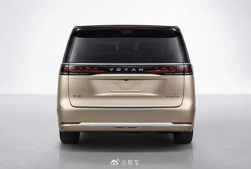 #新车速递#【岚图梦想家9实车图 将于2026年下半年上市】日前，我们从官方获得一组岚图梦想家9实车图。作为岚图品牌全新旗舰MPV，梦想家9采用中式美学为设计语言，搭载华为双光路图像级激光雷达+3颗固态补盲激光雷达。据悉，梦想家9将于2026年下半年正式上市。
岚图梦想家9将提供插电混动、纯电两种动力 ​