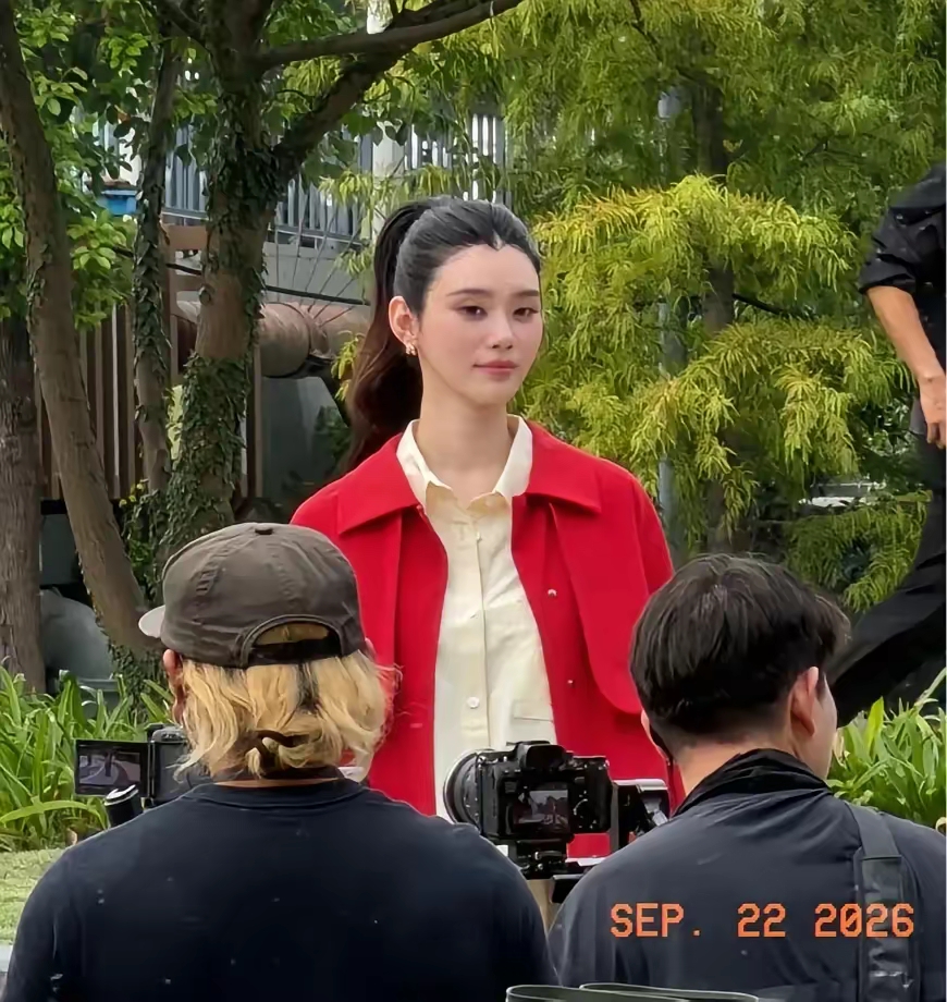 奚梦瑶现身上海出席活动，状态太亮眼了。
 
一身正红色外套，搭配卡其色短裤，高高扎起利落高马尾，简约清爽，把超模的优越身材展露无遗，一双大长腿格外抢镜。
 
内搭米白色衬衫，脚上搭配酒红色高筒雨靴，整套造型色彩呼应，充满休闲户外氛围感。没有繁杂配饰，简单穿搭就自带强大气场，就算是路人原相机抓拍，也完