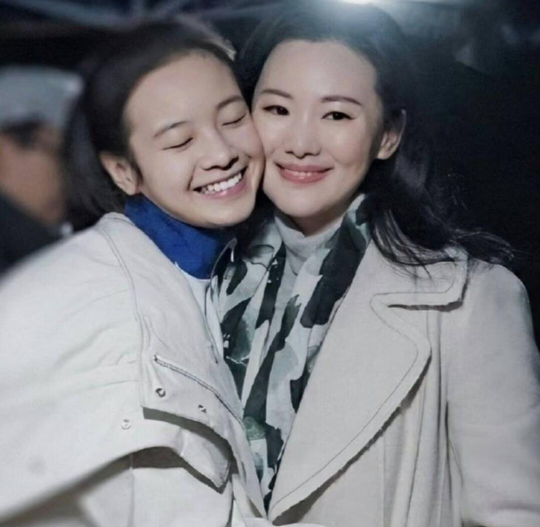 #曝小欢喜2原班人马# 殷桃、李晟将作为特别出演加盟《小欢喜2》！新角色的加入会带来怎样的故事线？已经开始期待了！ ​