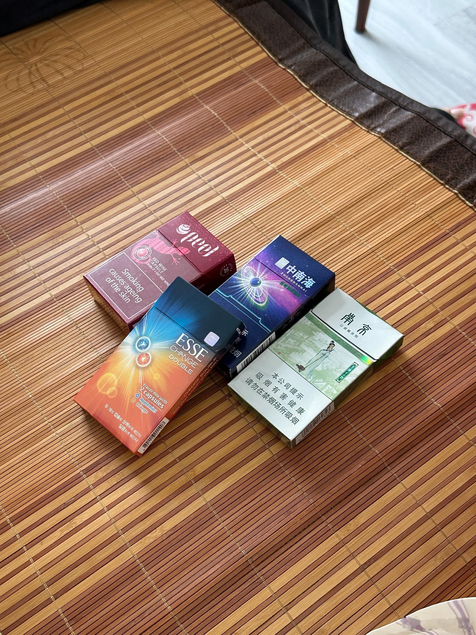 我不是一个爱抽烟的人。二手烟的气味时常让我烦躁，所以我从不在人多的地方...
