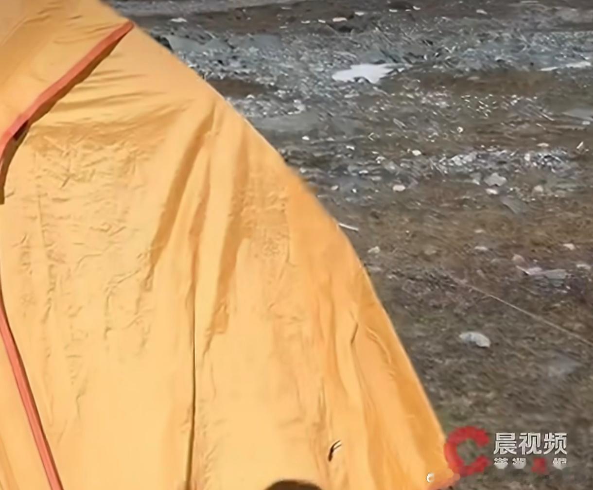 #稻城高反去世男生未随同伴下撤#稻城亚丁大环线，一名21岁广西男生在海拔约4600米的娘西牛场附近出现重度高反，同伴因恶劣天气于10月10日下撤，他却独自留在帐篷，最终在救援转移途中离世。事后最刺痛人的不是“高反多危险”，而是他本有一次随队撤离的机会。高反发展到失温、水肿、意识模糊，往往只隔 ​