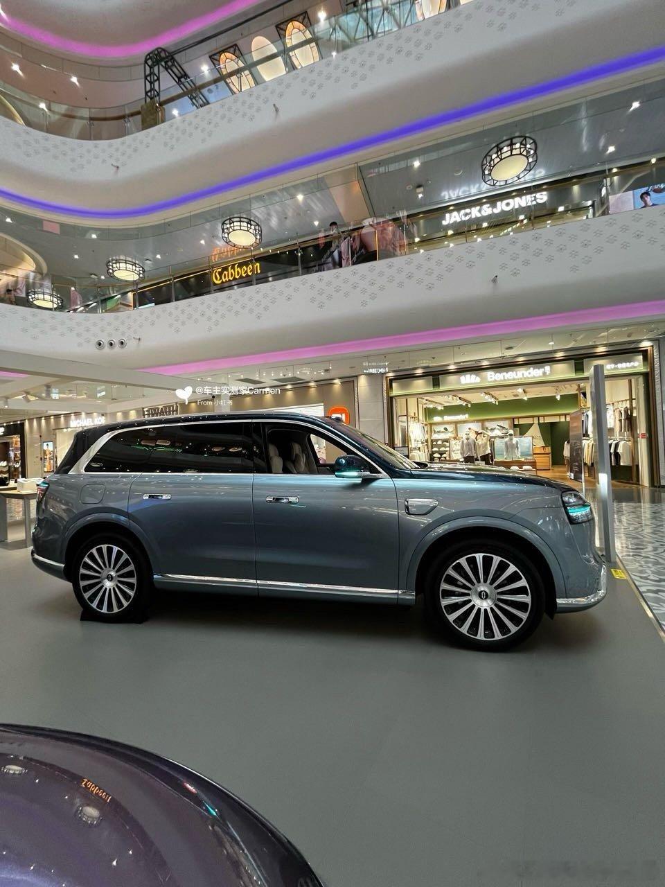 #车载制氧机用处大吗# 你有没有发现，现在新款的硬派方盒子SUV、家用高端MPV，不再只堆砌动力、底盘、内饰配置，越来越多车型直接原厂标配车载制氧机。很多车主提车后一脸疑惑，常年在平原城市开车，不去高原自驾，这台制氧机真的有用吗？

事实上，车载制氧机的实用价值，早就跳出了高原专属的局限， ​