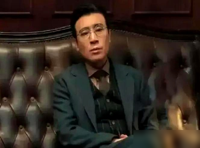 李雪健指着于和伟说：这人骨子里坏得很，适合演阴险角色。这话不是骂人，是顶级老戏骨对后辈最狠的夸奖。
2003年拍《历史的天空》，于和伟演反一号万古碑。他把这个伪善阴险的角色琢磨透了，连女主墓前唱歌这种细节都是自己设计的，坏得让人牙痒。
电视剧一播，观众入戏太深，有的大姐当街看见他就骂。李雪健在片