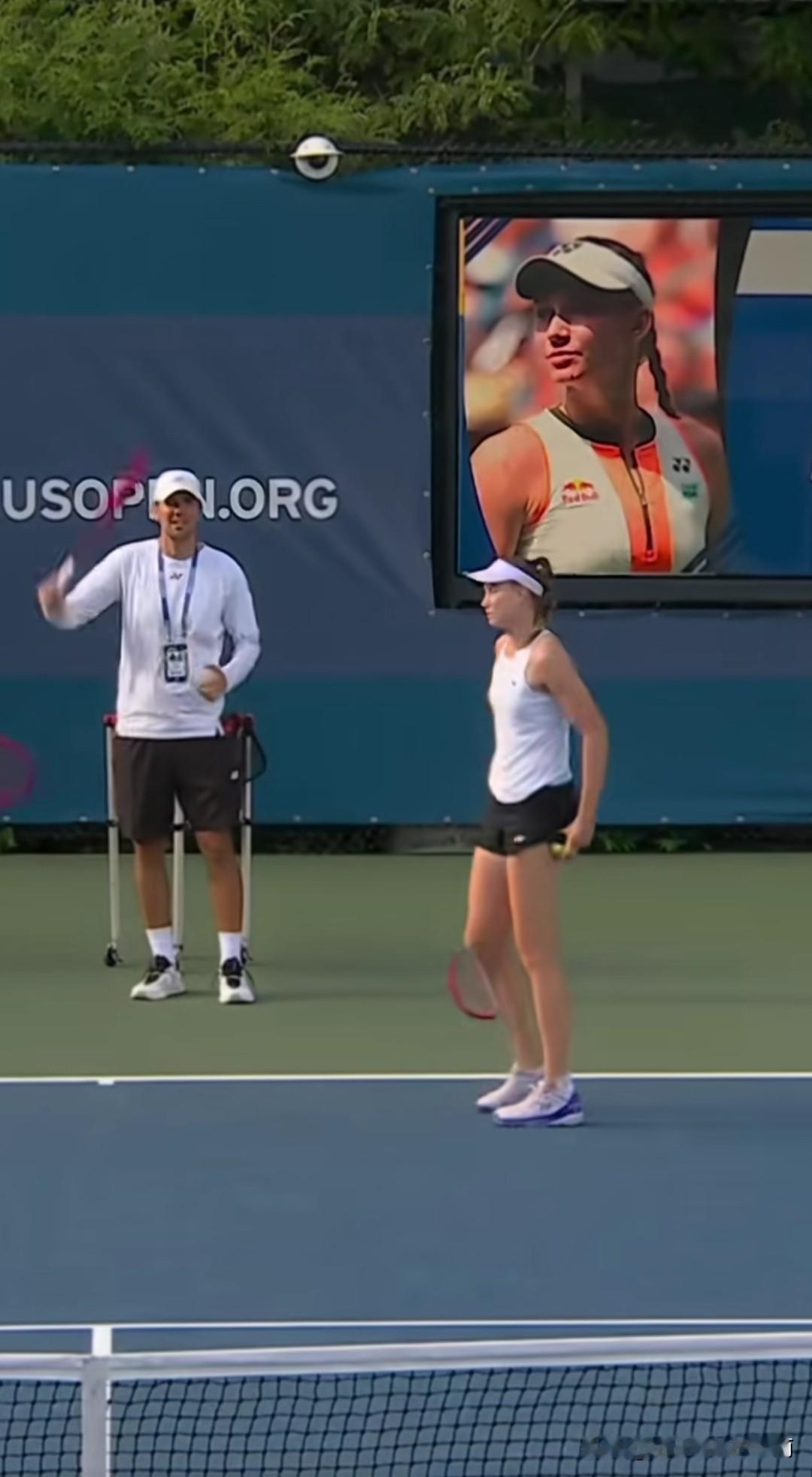 莱巴金娜，
身材好高挑，
发球姿势超标准，
是女子网球🎾的一股清流，


秋日生活打卡季 
网球