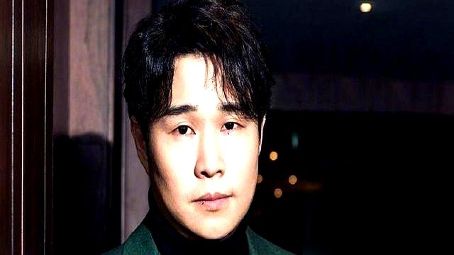 5000万成本博回3.28亿，小沈阳这把净赚3750万。

真不是他演技有多神，全是把20年攒下的人情给变现了。赵家班兄弟不要钱来客串，东北场子排片给足，连刀郎都请出来唱了片尾曲。

这层关系甚至还能继续用，沈春阳转头当导演，新片上映7天票房又干到了2.4亿。

在电影这行混，到底是才华重要，还是这