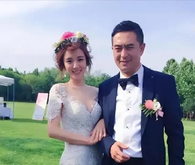 2017年拍《我的！体育老师》，45岁的张嘉译和27岁的王晓晨搭戏，整部剧算下来亲密戏多达上百场，片场私下一句“您这腰还行不行”，直接把戏里戏外的反差拉成了舆论焦点

相差整整18岁，搁在现实里差不多是两代人的距离，但在镜头底下得演一对爱得死去活来的情侣，这种戏份光是想想就容易让人脚趾抠地，稍有不慎