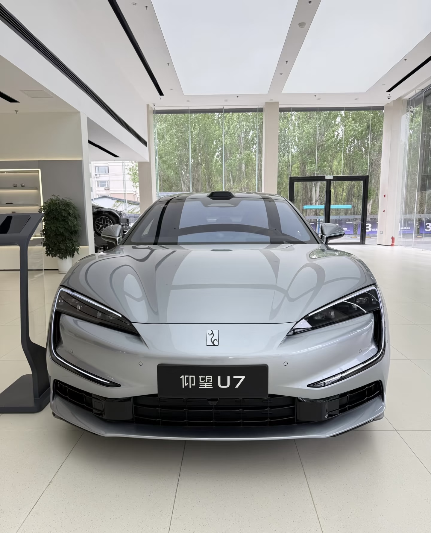 仰望U7个人真实试驾体验
到店实试仰望U7，国产旗舰纯电轿车，实打实聊聊上路感受，好坏都客观说，不吹不黑。
✅试驾优点
底盘质感是最大惊喜，云辇‑Z全主动悬架实力很强
这套悬架响应速度很快，过减速带、坑洼破损路面，颠簸过滤得很柔和干脆，车身不会有多余晃动。急加速、重刹车的时候，几乎感受不到车头抬头、