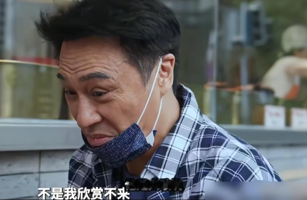 64岁的吴镇宇在成都街头探店，一口兔头刚进嘴，直接扭头吐了。
没有客套，没有还行，吴镇宇拿着筷子就是一顿输出。蹄花太腥，水煮鱼的鱼肉发死，他嚼了两下就撂下一句：这是冷藏鱼，不是新鲜的。就连汤底，他都说像味精水兑的。
旁边店家脸色已经挂不住了，他还在认真讲，一口识破，毫不含糊。网友看完都笑了，说别