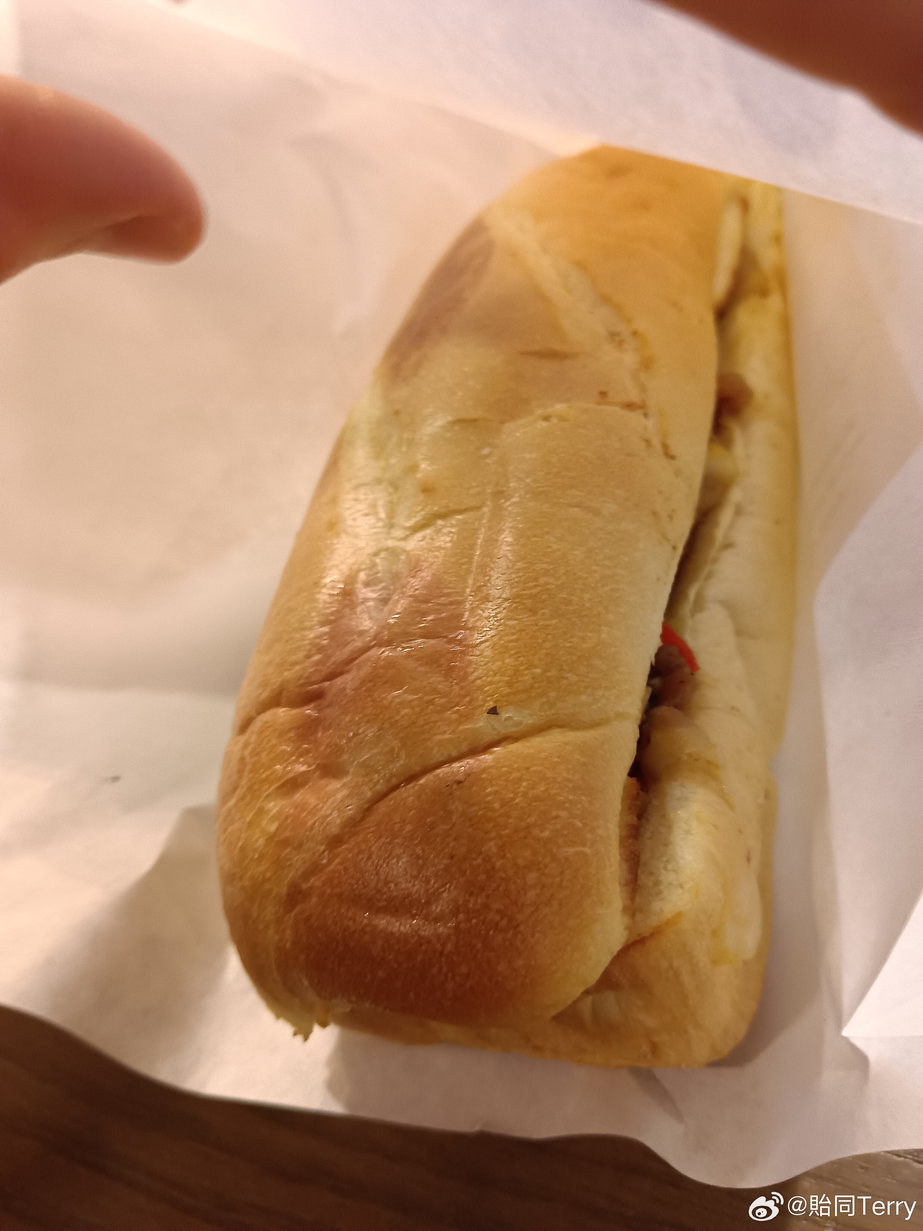 从早上到晚上都是外食的一天我觉得也是想要吃一些也好,早餐吃的是蜂蜜牛奶面包看来我觉得喜欢吃也是不错而且中午吃的是辣炒牛肉汉堡虽然很像潜艇堡一样根本不太像看起来适合当正餐,其实下午点的是纽约起司蛋糕看来喜欢吃总是很好,晚餐自己选择喜欢的微波的东西也来买了一个义大利面何必要去高档的餐厅 ​