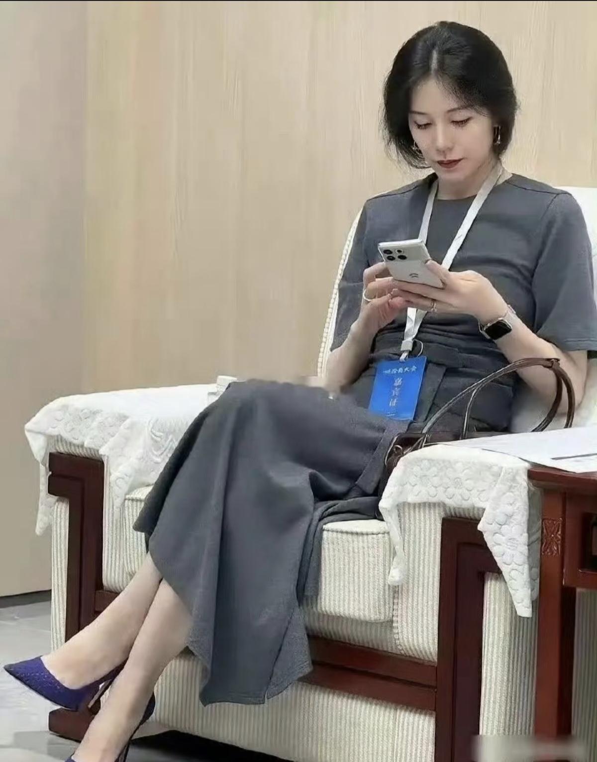 你或许还记得2017年那场蔚来ES8发布会，一位女主持笑容盈盈地称呼章泽天为“小天”，刘强东为“强东”，正是这几声称呼，让许多观众第一次记住了“蔚来老板娘”王屹芝的名字。可若你以为她只是一位依附于丈夫的豪门太太，那便大错特错了。这位前央视主播的人生剧本，远比外界想象的要精彩许多。
王屹芝的履历单拎出