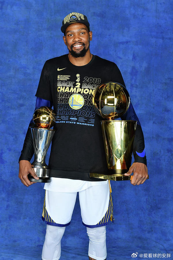 #NBA[超话]##起程nba中国赛2026# 
喜欢小牛的第18年 2018年
17-18赛季小牛西部第13，这赛季有电视机
德克已经40了
勇士西决4比3 火箭
总决赛4比0 骑士（欧文赛季中被交易到凯尔特人），杜兰特fmvp！
18年夏天，小牛选秀得到卢卡东契奇和布伦森！ ​