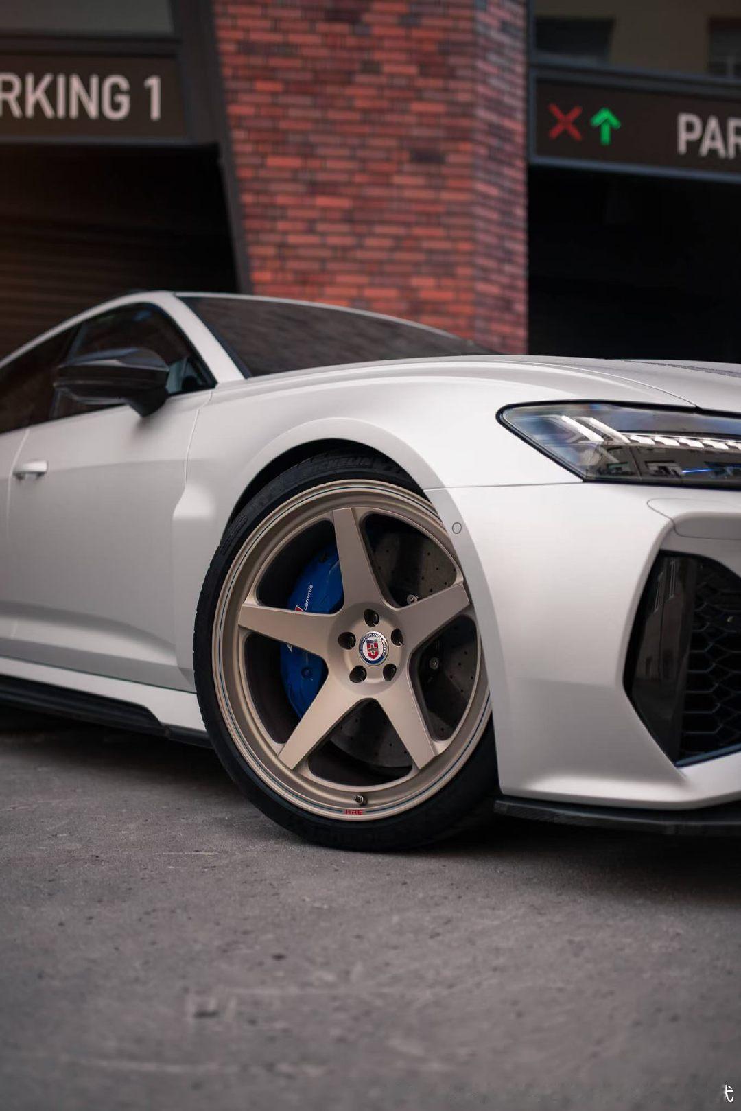 奥迪 RS6 Avant 换装 HRE Classic 305 GTS 哑光白金轮毂，复古辐条搭配旅行车身，优雅中暗藏性能锋芒。#改装##改装车##汽车改装##汽车改装资讯# ​