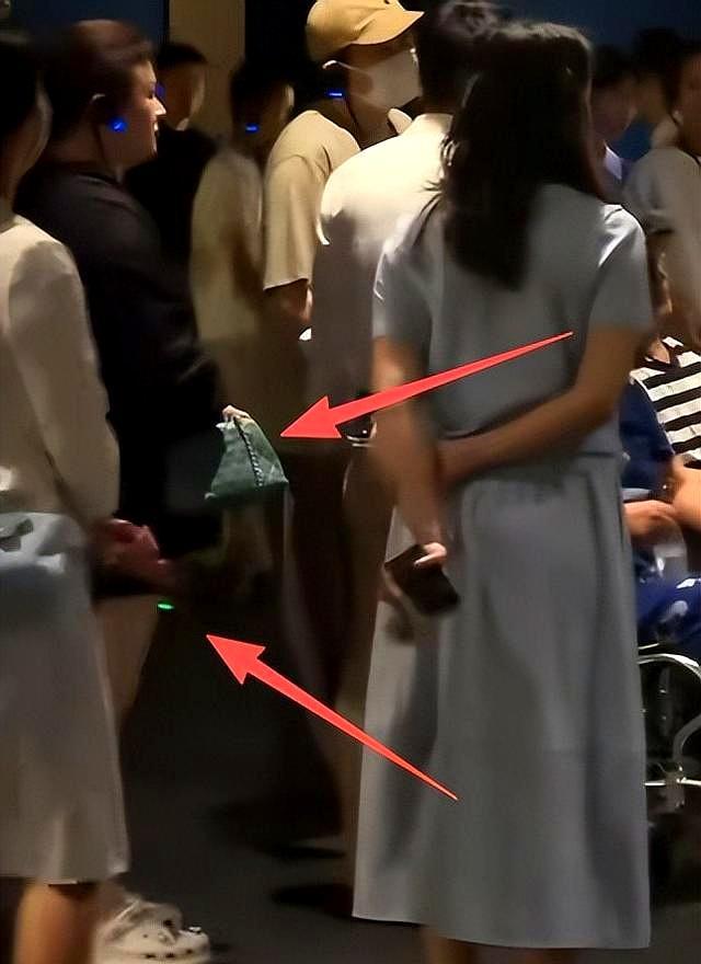 沈腾一家逛三星堆，父母坐轮椅同行，一家人全程无交流，王琦拎香奈儿包像麻袋 ​