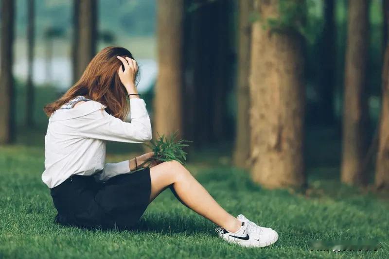 都说背叛不分男女，有些女人就容易背叛感情。比如那种喜欢加异性好友，和...