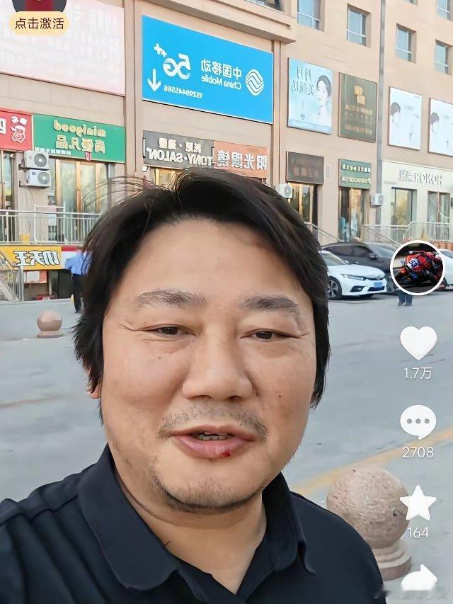 张雪是真的听劝！昨天粉丝都在评论区留言，催他该减肥、该剪头发了。
​结果今天早上十点半，他直接跑到新疆街头打算剪头发！可惜到地方才发现好几个理发店还没开门。
​他在抖音播报完今日行程之后，评论区直接热闹起来，大家轮番给她推荐各种发型，看得出来粉丝是真心喜欢他。
​不少网友直接入乡随 ​