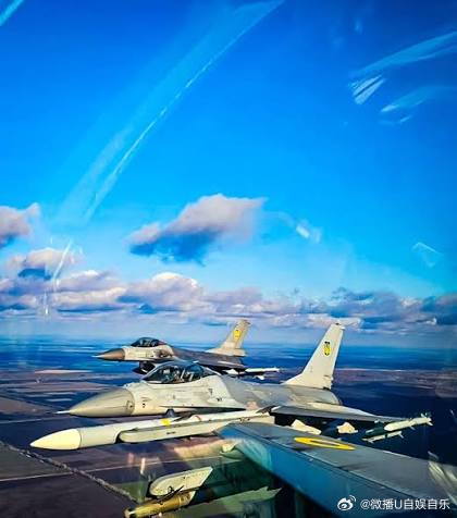 据乌克兰空军公告，自F-16战机在乌克兰服役以来，其飞行员已击落超过3150个空中目标。这一战果包括666枚巡航导弹和约2500架各类无人机。乌克兰空军还表示，其F-16战机已针对俄罗斯地面目标执行了超过650次空袭任务。
#俄战略轰炸机坠机画面曝光##俄罗斯32座最大炼油厂中28座遭袭# ​