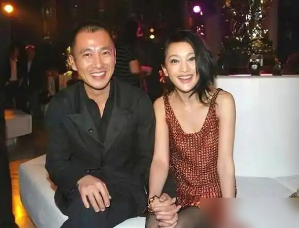 周迅最惊艳那六年，背后站的是他。分手后，他却连一个字都不肯多说。
这人叫李大齐，纽约帕森斯毕业。孙燕姿、蔡依林、刘若英的经典造型，都出自他手。
2003年他接手周迅首张专辑，简约干练风直接把她推上时尚巅峰。2006年金像奖，周迅穿他亲手设计的礼服登台拿影后。
2009年两人分手。媒体围堵追问，