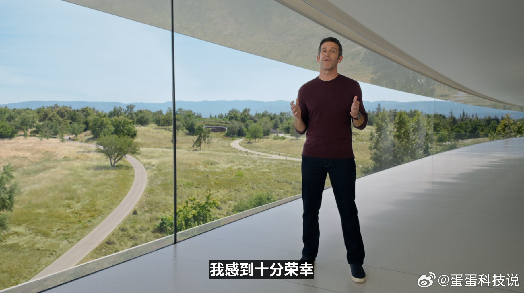 库克不在视频里出现了，乔布斯剧院的麦克风交给特努斯。#苹果发布会进入特努斯时间# 这不是一次普通换片头，而是苹果把“产品负责人”推到台前：别问赚多少，先看东西硬不硬。 ​